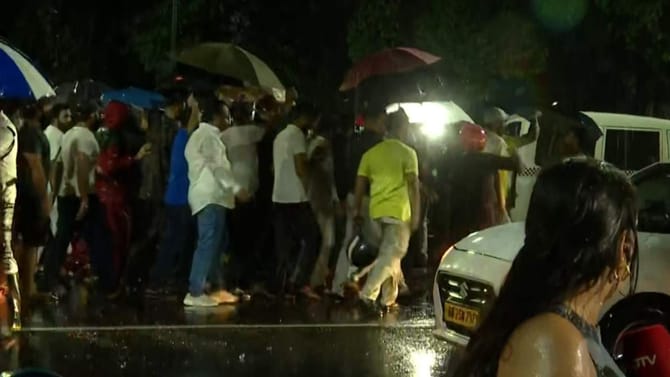 বৃষ্টির মাঝেই স্ট্রংরুমের সামনে সম্মুখ-সমরে তৃণমূল-বিজেপি