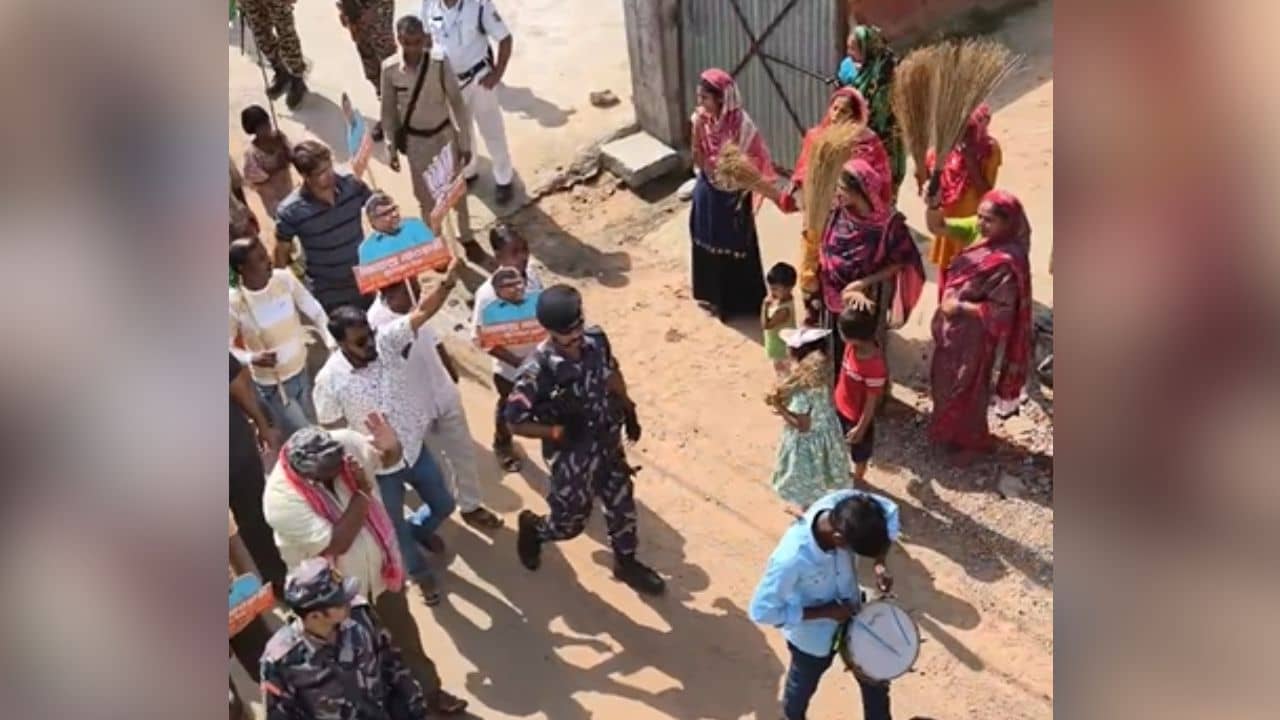 Women Show Brooms to Jitendra Tiwari: বিজেপির জিতেন্দ্রকে ঝাঁটা দেখালেন মহিলারা, তৃণমূল বলল...