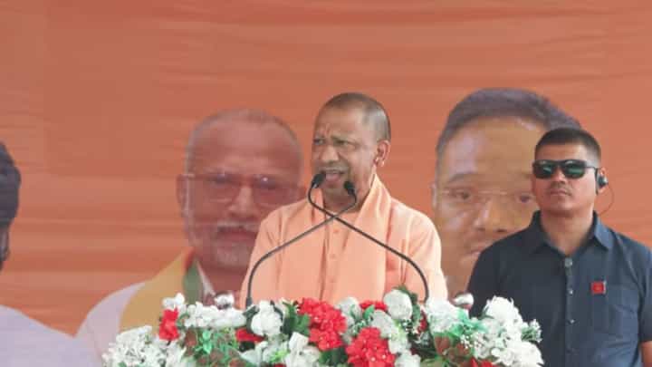 Yogi Adityanath rally Hooghly: 'প্রথম দফাতেই আভাস মিলছে', ধনেখালিতে দাঁড়িয়ে বার্তা যোগীর Yogi Adityanath rally Hooghly: 'প্রথম দফাতেই আভাস মিলছে', ধনেখালিতে দাঁড়িয়ে বার্তা যোগীর