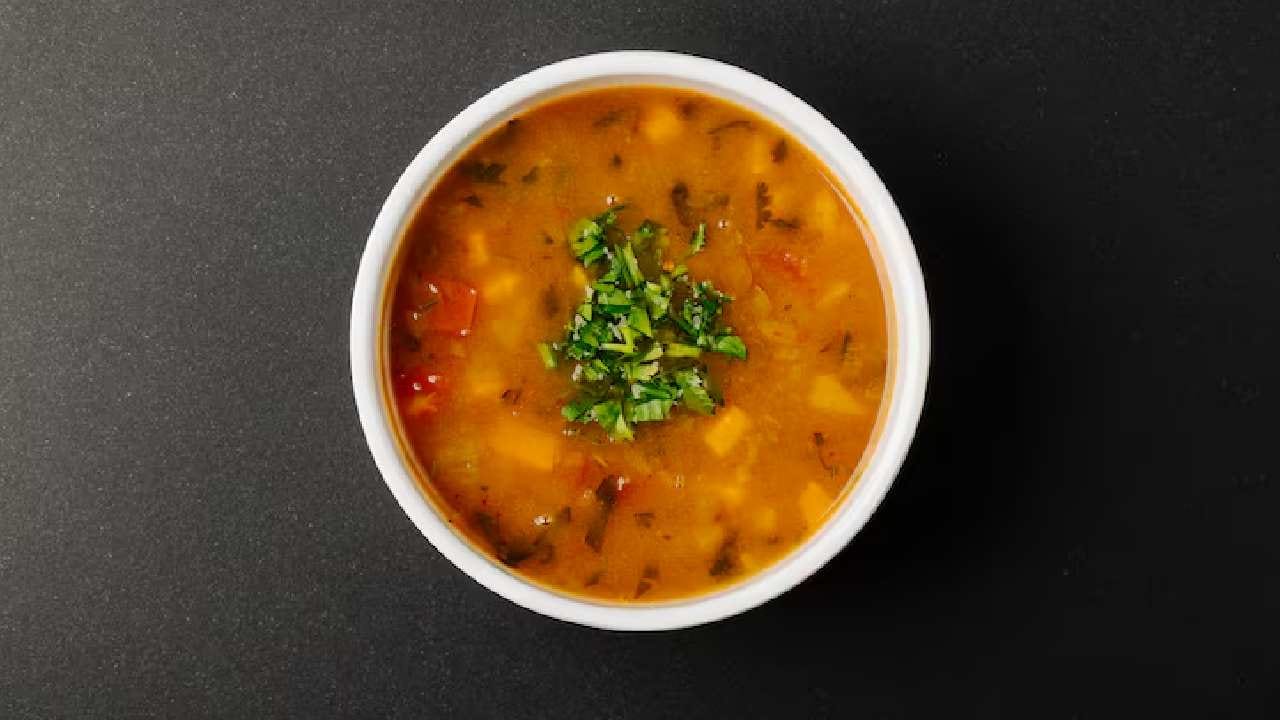 দক্ষিণ ভারতীয় স্টাইলে পাকা আমের রস দিয়ে তৈরি করা যায় ‘আম রসম’। গোলমরিচ, তেঁতুল আর ডালের মিশ্রণে তৈরি এই হালকা টক-মিষ্টি কারি হজমে সাহায্য করে। এটি গরম ভাতের সঙ্গে খেতে যেমন ভালো, তেমনই স্বাস্থ্যের জন্যও উপকারি। Free Pik