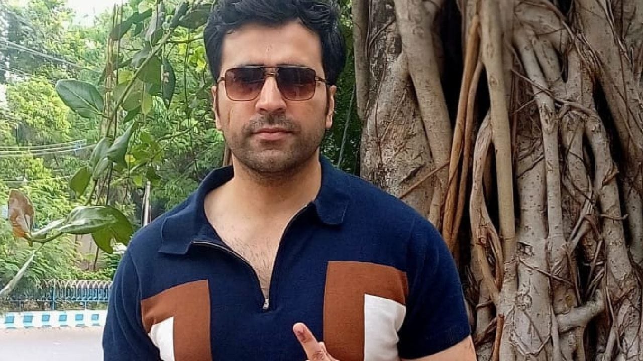 আবির চট্টোপাধ্যায়: টলিউডের ‘ব্যোমকেশ’ তথা আবির চট্টোপাধ্যায়কে দেখা গেল একদম ঘরোয়া মেজাজে। ভোটের পর চশমা চোখে ক্যাজুয়াল টি-শার্টে নিজের  আঙুল উঁচিয়ে পোজ দিলেন তিনি। Facebook