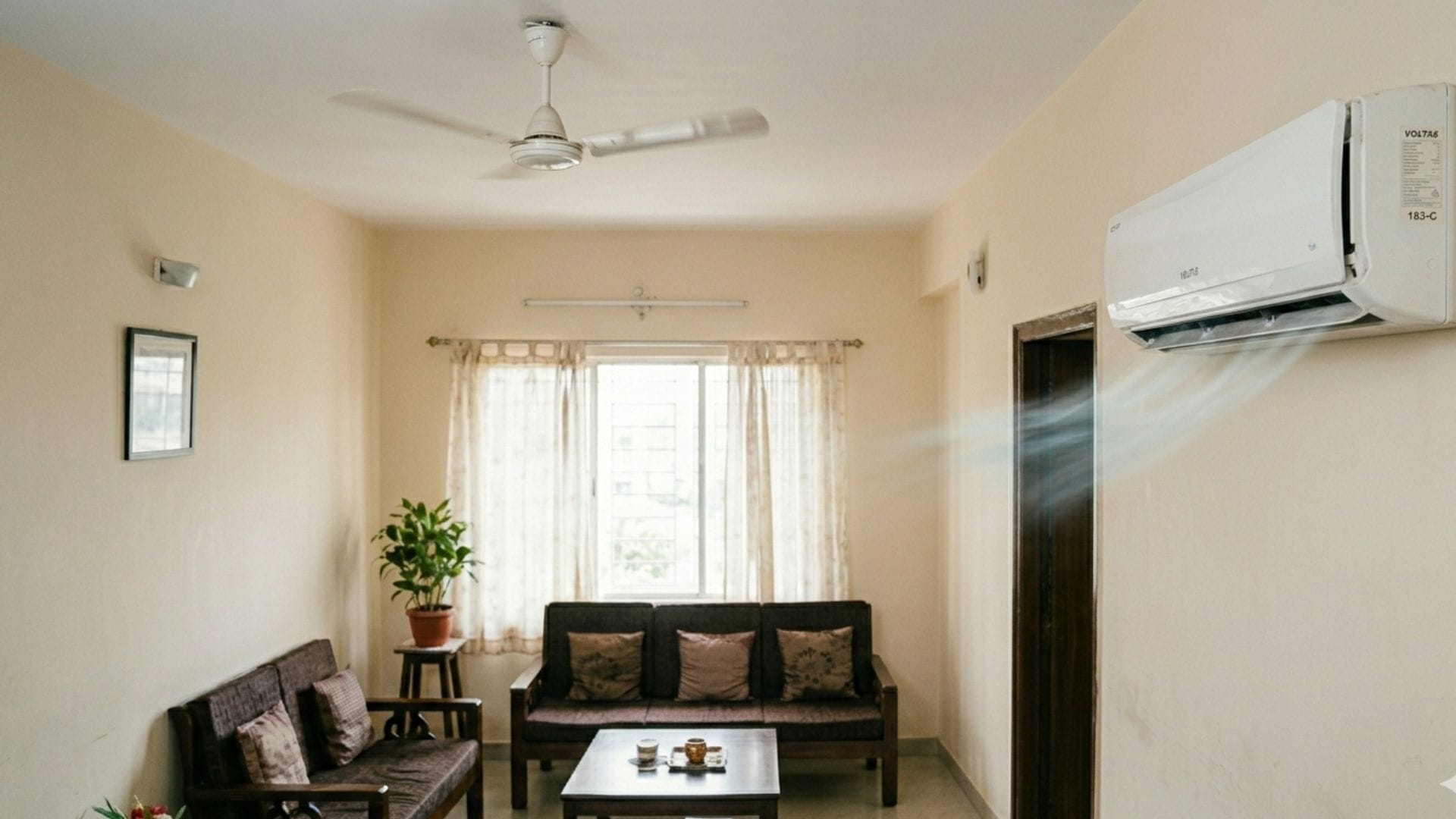 এসি চালানোর সময় হালকা গতিতে ফ্যান চালিয়ে দিন। এর ফলে ঠান্ডা হাওয়া গোটা ঘরে দ্রুত ছড়িয়ে পড়ে ও ঘর দ্রুত ঠান্ডা হয়। - AI