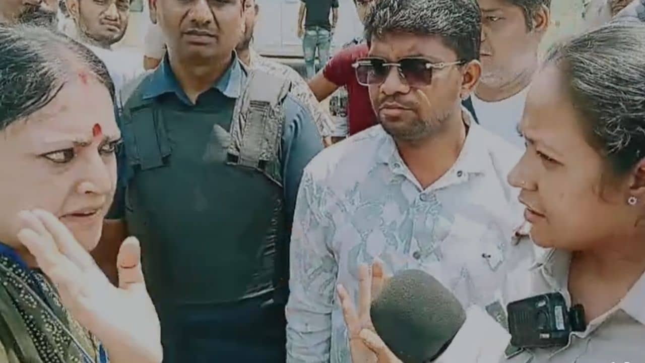 Agnimitra Paul-Police Chaos: এত গাড়ি নিয়ে কেন ঘুরছেন অগ্নিমিত্রা? পুলিশের সঙ্গে তুমুল তর্ক-বাদানুবাদ