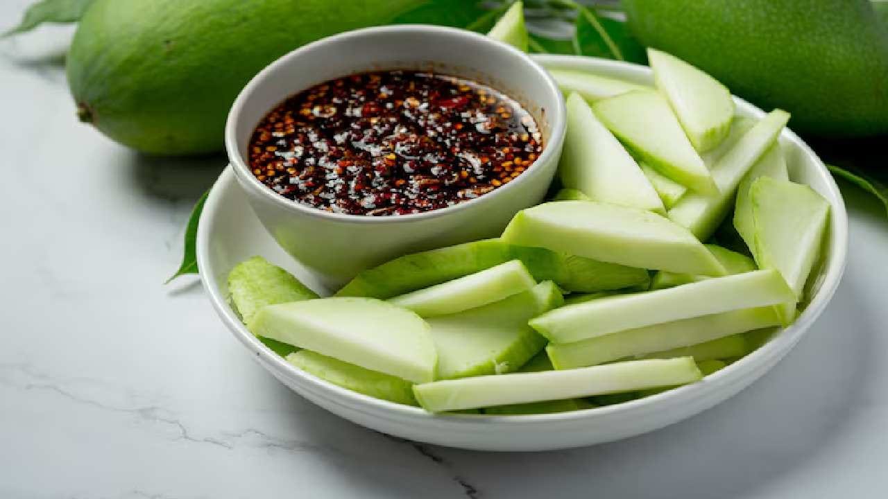 কাঁচা আমের শাঁস দিয়ে তৈরি চাটনি বা আচার মুখের স্বাদই পাল্টে দেয়। গ্রেট করা আম, কাঁচা লঙ্কা, আদা ও ভাজা মশলা মিশিয়ে চটজলদি চাটনি বানানো যায়। আবার সর্ষের তেল ও মশলা দিয়ে রোদে দিয়ে তৈরি করতে পারবেন আচার। Free Pik