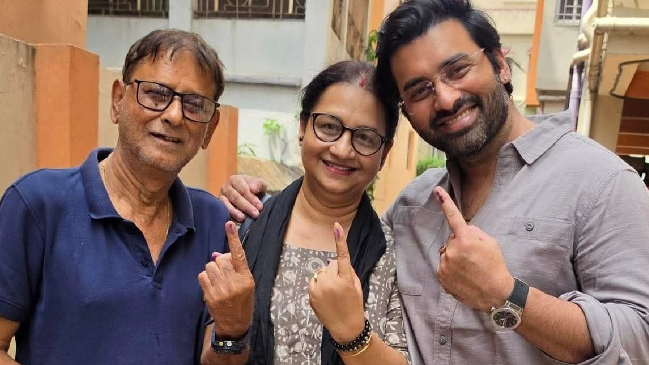 অঙ্কুশ- ভোটদান পর্ব সেরে  বাবা মায়ের সঙ্গে হাসিমুখে ক্যামেরার সামনে পোজ দিয়েছেন অঙ্কুশ। ক্যাজুয়াল পোশাকে নজর কেড়েছেন তিনি।  Facebook