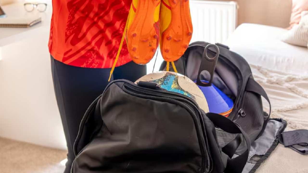 ব্যাগ গোছানোর প্রথম ধাপই হল অপ্রয়োজনীয় জিনিস বাদ দেওয়া। পুরনো বিল, চকোলেটের খোসা বা মেয়াদ ফুরিয়ে যাওয়া ওষুধ ব্যাগ থেকে বের করে ফেলুন। ব্যাগ যত হালকা হবে, দরকারি জিনিস খুঁজে পাওয়া ততই সহজ। Free pik