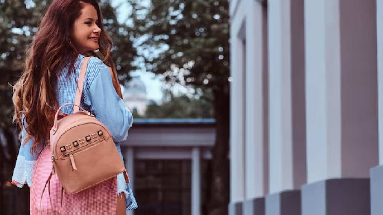 সপ্তাহে অন্তত একদিন ব্যাগ পুরো খালি করে পরিষ্কার করুন। এতে ব্যাগের তলায় জমে থাকা ধুলোবালি যেমন পরিষ্কার হবে, তেমনই অপ্রয়োজনীয় ভার থেকেও মুক্তি মিলবে। ব্যাগ গুছিয়ে রাখা এখন থেকেই শুরু হোক। Free pik