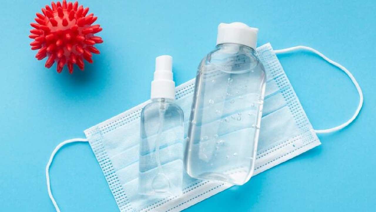 বর্তমানের জীবনযাত্রায় মাস্ক এবং স্যানিটাইজার সব সময় প্রয়োজন। এগুলি ব্যাগের এমন এক জায়গায় রাখুন যেখানে হাত দিলেই পাওয়া যায়। অন্য জিনিসের সঙ্গে মিশে গেলে সংক্রমণের ভয়ও থেকে যায়। Free pik