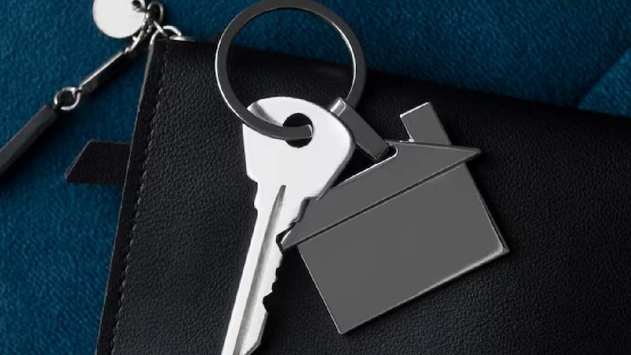 দরজার সামনে দাঁড়িয়ে ব্যাগের অতল গহ্বরে চাবি খোঁজার চেয়ে বিরক্তিকর আর কিছুই নেই। ব্যাগের ভিতরের কোনও হুক বা নির্দিষ্ট ছোট পকেটে সবসময় চাবি রাখার অভ্যাস করুন। Free pik