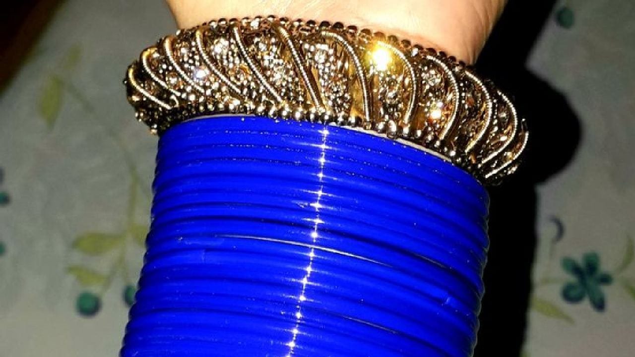 ২, ১১, ২০ ও ২৯ তারিখের জাতিকারা চন্দ্র দ্বারা প্রভাবিত হন। এই জাতিকারা সাধারণত অত্যন্ত স্পর্শকাতর এবং আবেগপ্রবণ স্বভাবের হয়ে থাকেন। এঁদের জন্য হালকা নীল অথবা রুপোলি রঙের চুড়ি পরা অত্যন্ত শুভ বলে মনে করা হয়। এই বিশেষ রঙের ছোঁয়ায় জীবনে বজায় থাকে অপার শান্তি এবং মানসিক স্থিরতা।  Free Pik