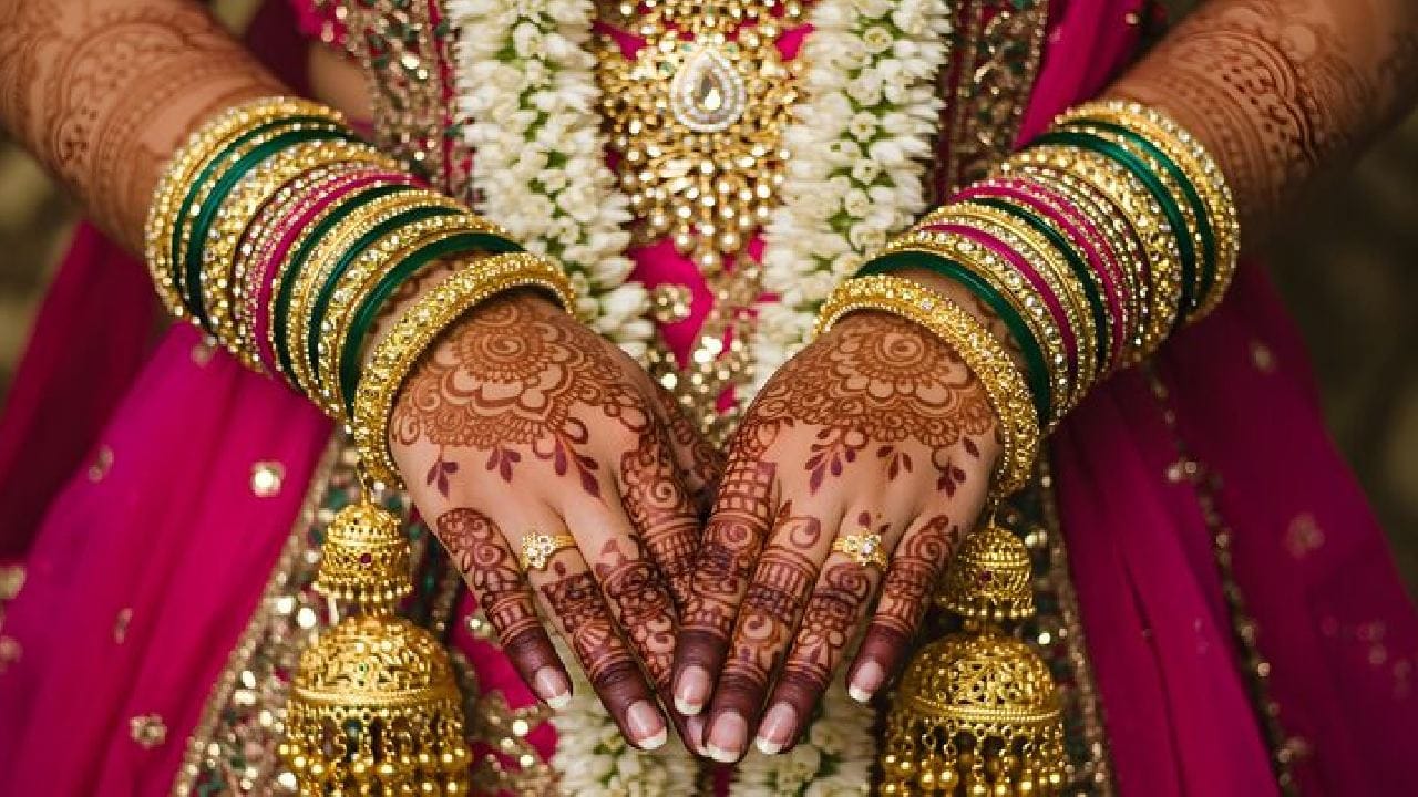 জন্ম তারিখ মিলিয়ে চুড়ি পড়লেই খুলবে ভাগ্য!