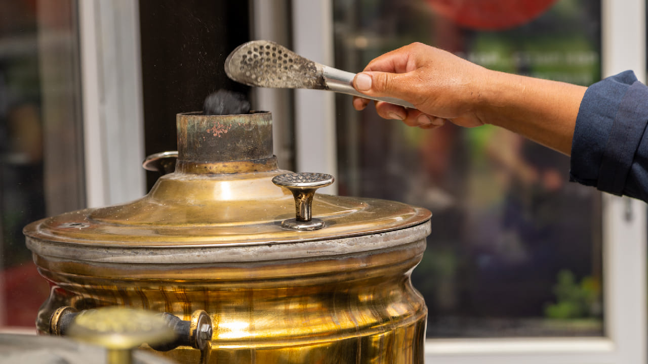 পিতল মূলত তামা এবং দস্তা বা জিঙ্কের সংকর ধাতু দিয়ে তৈরি যা শরীরের জন্য অপরিহার্য। পিতলের পাত্রে খাবার বা চা তৈরি করলে এই খনিজ উপাদানগুলো সামান্য পরিমাণে খাদ্যে মিশে যায়। এটি প্রাকৃতিকভাবেই শরীরের তামা ও দস্তার ঘাটতি মেটাতে সাহায্য করে। Getty Images