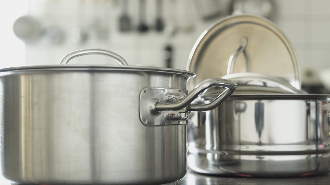 হালকা এবং সস্তা হওয়ায় বর্তমানে আমাদের রান্নাঘরে অ্যালুমিনিয়ামের আধিপত্য সবথেকে বেশি। কিন্তু সাম্প্রতিক গবেষণা ও বিশেষজ্ঞরা অ্যালুমিনিয়ামের পাত্রে রান্নার বিষয়ে বারবার সতর্ক করছেন। তাই সুস্বাস্থ্যের কথা ভেবে অনেকেই এখন ফিরে যাচ্ছেন পুরনো দিনের সাবেকি পিতলের বাসনে। Getty Images