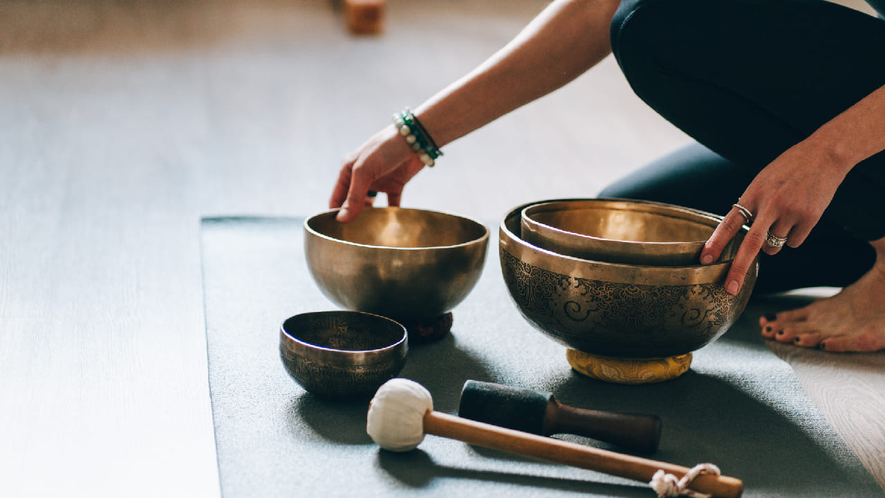  বিশেষজ্ঞ চিকিৎসকের মতে, তামা ও দস্তা শরীরের রোগ প্রতিরোধ ক্ষমতা বৃদ্ধিতে সহায়ক। পিতলের পাত্রে তৈরি খাবার নিয়মিত খেলে শরীরের ইমিউন সিস্টেম অনেক বেশি সক্রিয় থাকে। ফলে ছোটখাটো সংক্রমণ বা ঋতু পরিবর্তনের অসুখ থেকে শরীর দ্রুত সেরে উঠতে পারে। Getty Images