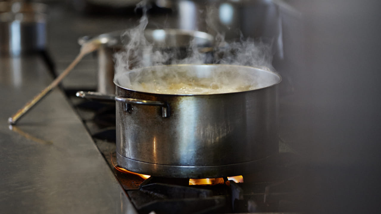 পিতলের তাপ পরিবাহী ক্ষমতা চমৎকার হওয়ায় এতে রান্না করলে স্বাদ ও সুগন্ধ দীর্ঘক্ষণ অটুট থাকে। বিশেষ করে চায়ের লিকারের স্বাদ ও ঘ্রাণ পিতলের পাত্রে অনেক বেশি খোলতাই হয়। এটি খাবারকে অনেকক্ষণ গরম রাখতে পারে, ফলে বারবার গরম করার ঝামেলাও থাকে না। Getty Images