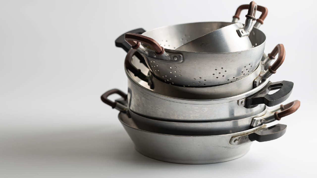 অ্যালুমিনিয়াম অম্লজাতীয় বা অ্যাসিডিক খাবারের সংস্পর্শে এলে এক ধরণের ক্ষতিকারক বিষক্রিয়া তৈরি করতে পারে। কিন্তু পিতলের পাত্রের ভেতরে টিন বা 'কলাই' করা থাকলে এই ধরনের কোনও আশঙ্কাই থাকে না। ফলে চা বা টক জাতীয় রান্নার ক্ষেত্রেও পিতল আধুনিক অনেক ধাতুর চেয়ে বেশি নিরাপদ। Getty Images
