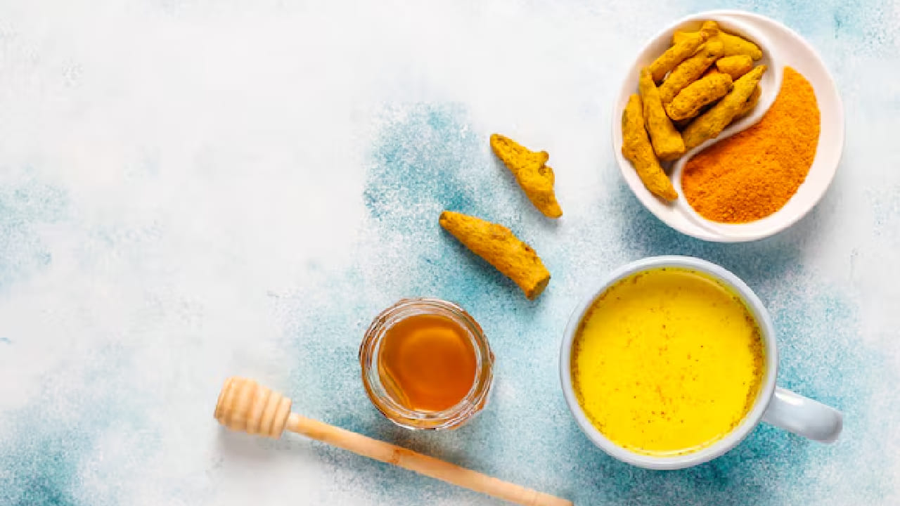 মিশ্রণটিতে মিশিয়ে নিন এক চিমটি হলুদ গুঁড়ো এবং এক চামচ খাঁটি মধু। হলুদের অ্যান্টি-ব্যাকটেরিয়াল গুণ ত্বককে উজ্জ্বল করার পাশাপাশি যে কোনও সংক্রমণ রুখে দেয়। মধু প্রাকৃতিক ময়েশ্চারাইজার হিসেবে কাজ করে, যা স্ক্রাবিংয়ের সময় ত্বককে রুক্ষ হতে দেয় না।  Free Pik