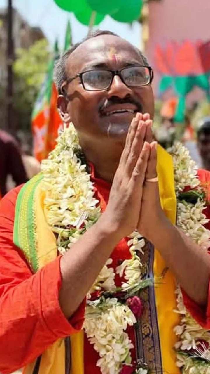 বারুইপুর পশ্চিমে ছিঁড়ে ফালা ফালা বিজেপির ফ্লেক্স! তৃণমূলের বিরুদ্ধে সরব প্রার্থী বিশ্বজিৎ পাল