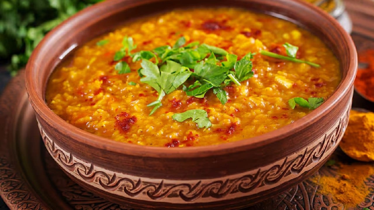  উচ্ছে বা করলা দিয়ে তৈরি মুগ ডাল কিংবা মটর ডাল গরমের দুপুরে এক স্বর্গীয় অনুভূতি। অল্প আদা বাটা আর পাঁচফোড়নের গন্ধে এই ডাল বিস্বাদ মুখে রুচি ফিরিয়ে আনে। তেঁতোর গুণাগুণ শরীরকে ডিটক্স করে এবং রক্ত পরিষ্কার রাখতে বিশেষ ভূমিকা নেয়। Free Pik