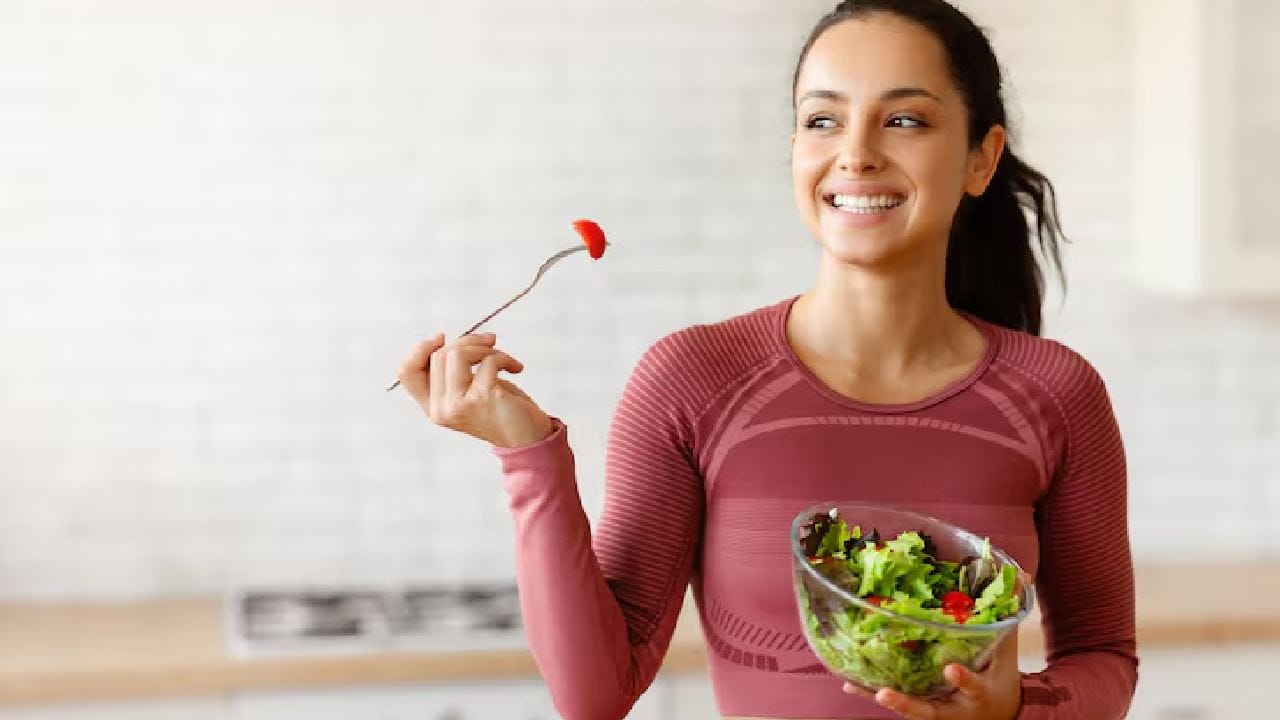 রক্তে শর্করার মাত্রা নিয়ন্ত্রণে রাখতে সঠিক খাদ্যাভ্যাস ও সময়মতো খাবার খাওয়া জরুরি। সামান্য অবহেলা শরীরের গ্লুকোজ লেভেলকে অনিয়ন্ত্রিত করে তুলতে পারে। তাই সুস্থ থাকতে সকালের এই ভুল গুলো আজই শুধরে নেওয়ার চেষ্টা করুন। free pik