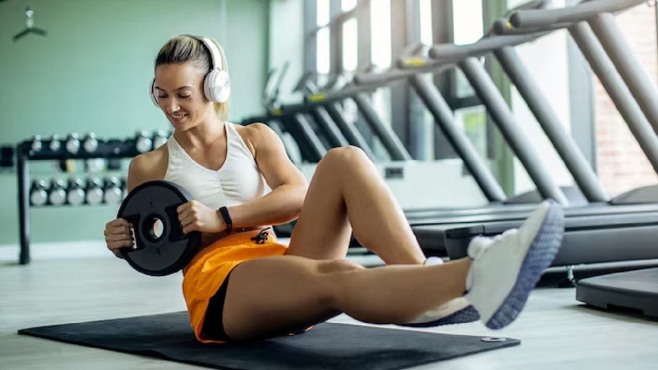 ফ্যাস্টডেড ওয়ার্কআউট বা খালি পেটে শরীরচর্চা চর্বি কমাতে সাহায্য করলেও সবার জন্য এটি ঠিক নয়। বিশেষ করে হাই-ইনটেনসিটি ব্যায়াম করলে শরীরে কর্টিসল ও অ্যাড্রেনালিন বেড়ে যায়। পর্যাপ্ত এনার্জি না থাকায় শরীর পেশি ভেঙে গ্লুকোজ তৈরি করে, যা ব্লাড সুগারের ভারসাম্য বিগড়ে দেয়। free pik