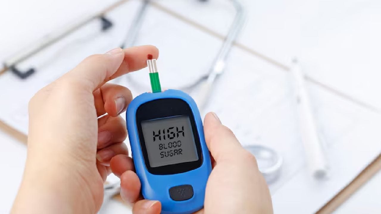 সকালের শুরুটা ভালো হলে সারা দিন শরীর চনমনে থাকে। কিন্তু অজান্তেই আমরা এমন কিছু ভুল করে ফেলি যা সরাসরি আমাদের ব্লাড সুগার লেভেলের ওপর প্রভাব ফেলে। বিশেষ করে খালি পেটে ভুল খাবার বা পানীয় রক্তে শর্করার ভারসাম্য এক নিমেষে বিগড়ে দিতে পারে। free pik