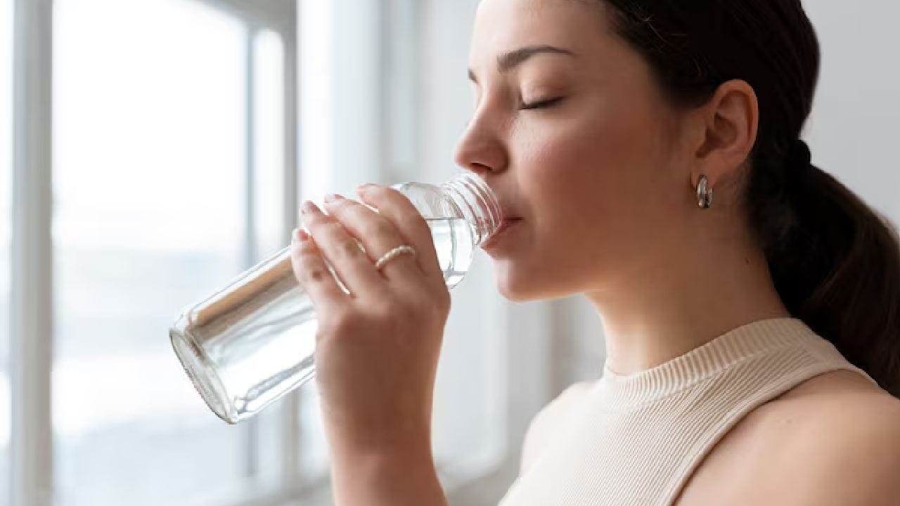 সকালে চিনিযুক্ত পানীয়র বদলে পর্যাপ্ত জল দিয়ে দিন শুরু করুন। প্রাতঃরাশে প্রোটিন, ফাইবার এবং হেলদি ফ্যাট রাখার চেষ্টা করুন যা সুগার নিয়ন্ত্রণে রাখবে। ক্যাফেইন নেওয়ার আগে সামান্য কিছু খেয়ে নেওয়া সর্বদা বুদ্ধিমানের কাজ। free pik