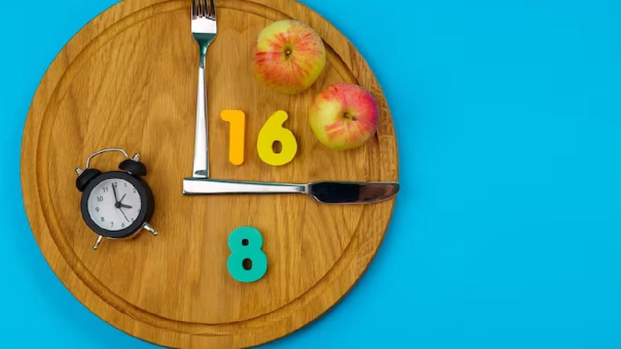 ইন্টারমিটেন্ট ফাস্টিং এখন জনপ্রিয় হলেও শরীরের প্রয়োজন না বুঝে এটি করা বিপদজনক হতে পারে। দীর্ঘ সময় খালি পেটে থাকলে এবং সেই সঙ্গে মানসিক চাপ বা ঘুমের অভাব যোগ হলে শর্করার ভারসাম্য বিগড়ে যায়। এর ফলে শরীরের মেটাবলিজমও ক্ষতিগ্রস্ত হতে পারে। free pik