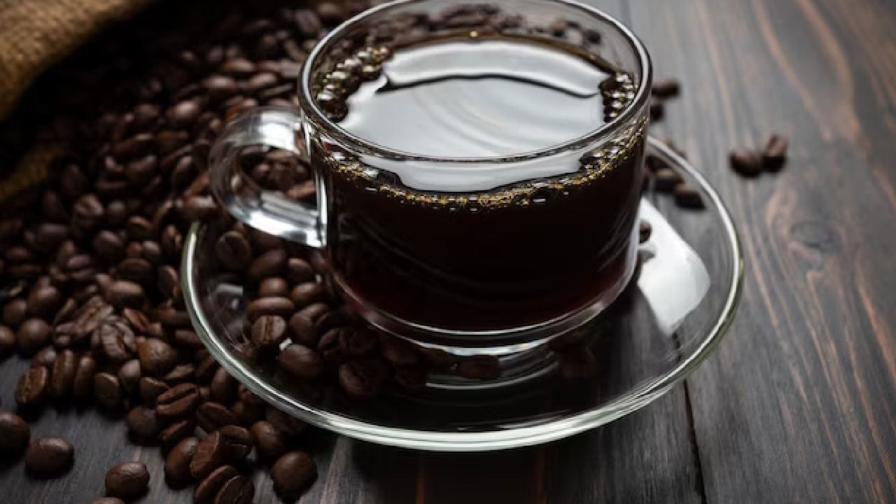 অনেকেই ওজন কমাতে সকালে শুধু ব্ল্যাক কফি খেয়ে দীর্ঘক্ষণ খালি পেটে থাকেন। ক্যাফেইন খালি পেটে কর্টিসল হরমোনের মাত্রা বাড়িয়ে দেয়, যা লিভার থেকে অতিরিক্ত গ্লুকোজ নির্গত করতে সাহায্য করে। এই অভ্যাসটি দীর্ঘমেয়াদে ইনসুলিনের কার্যকারিতা কমিয়ে দিতে পারে। free pik