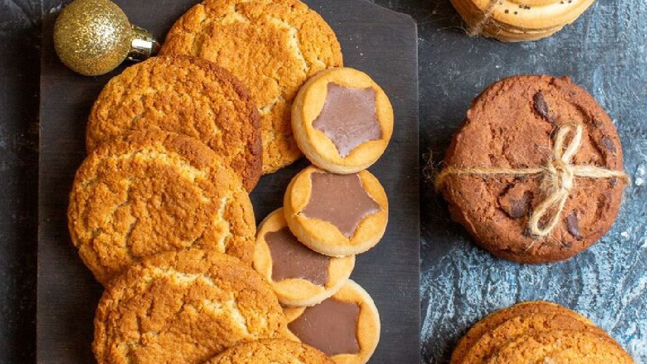 সকালে উঠে বিস্কুট, সাদা পাউরুটি বা প্যাকেটজাত খাবার খাওয়ার অভ্যাস অত্যন্ত ক্ষতিকারক। এই ধরনের খাবারে থাকা রিফাইনড কার্ব খুব দ্রুত হজম হয়ে যায়। ফলে রক্তে শর্করার মাত্রা আচমকা অনেকটা বেড়ে গিয়ে আবার দ্রুত পড়ে যায়, যা শরীরের জন্য ক্লান্তিকর। free pik