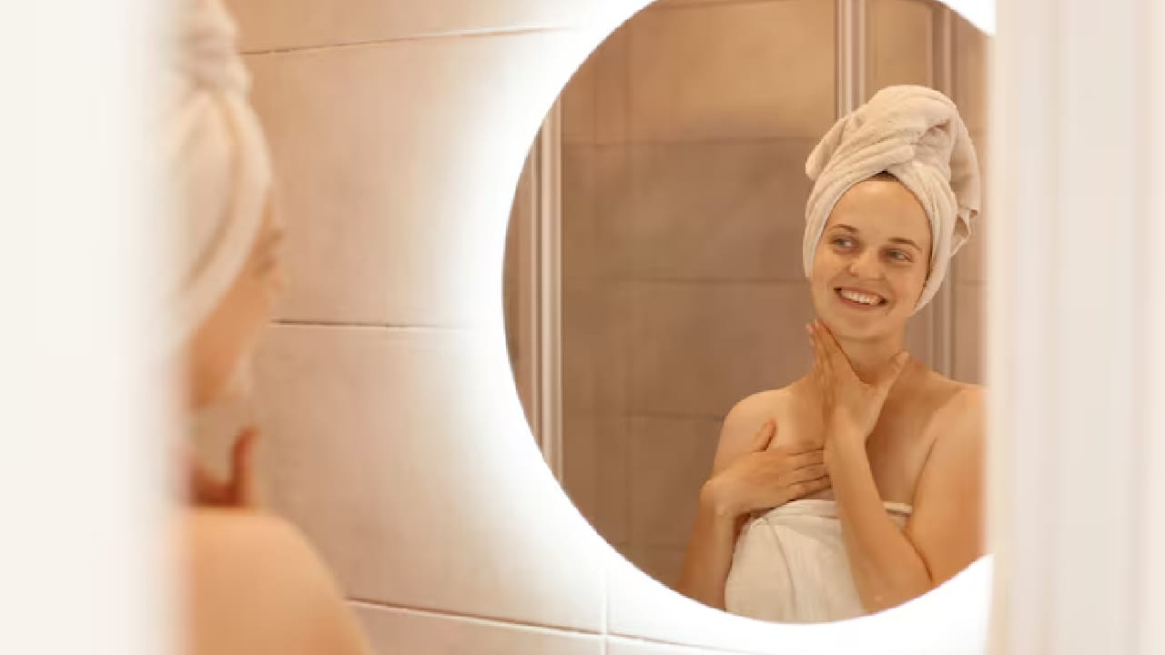 স্ক্রাব করার পর অবশ্যই ভালো মানের ময়েশ্চারাইজার বা বডি লোশন মেখে নেওয়া জরুরি। এতে রোমকূপ বন্ধ হয় এবং ত্বকের আর্দ্রতা দীর্ঘক্ষণ বজায় থাকে যা আপনাকে দেবে কনের জেল্লা। ঘরোয়া উপায়ে এই যত্নে নেই কোনও পার্শ্বপ্রতিক্রিয়া, তাই নিশ্চিন্তে সেজে উঠুন বিশেষ দিনের জন্য।  Free Pik