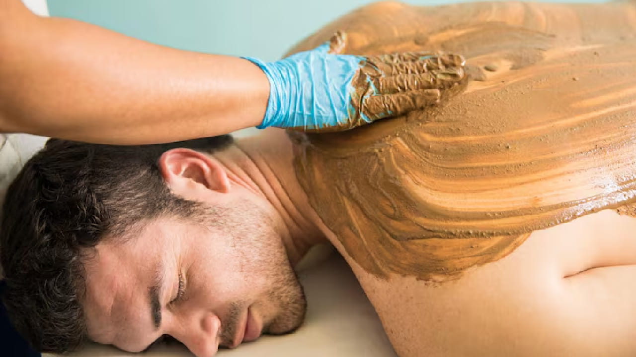 স্নানের আগে হাত, পা, ঘাড় এবং শরীরের ট্যান পড়া অংশগুলোতে এই প্যাকটি লাগিয়ে নিন। হালকা ভিজে হাতে অন্তত ৫ থেকে ১০ মিনিট সার্কুলার মোশনে অর্থাৎ গোল গোল করে মাসাজ করুন। জোরে ঘষবেন না, এতে ত্বকের ক্ষতি হতে পারে; বরং আলতো চাপে মরা চামড়া তুলে ফেলুন।  Free Pik