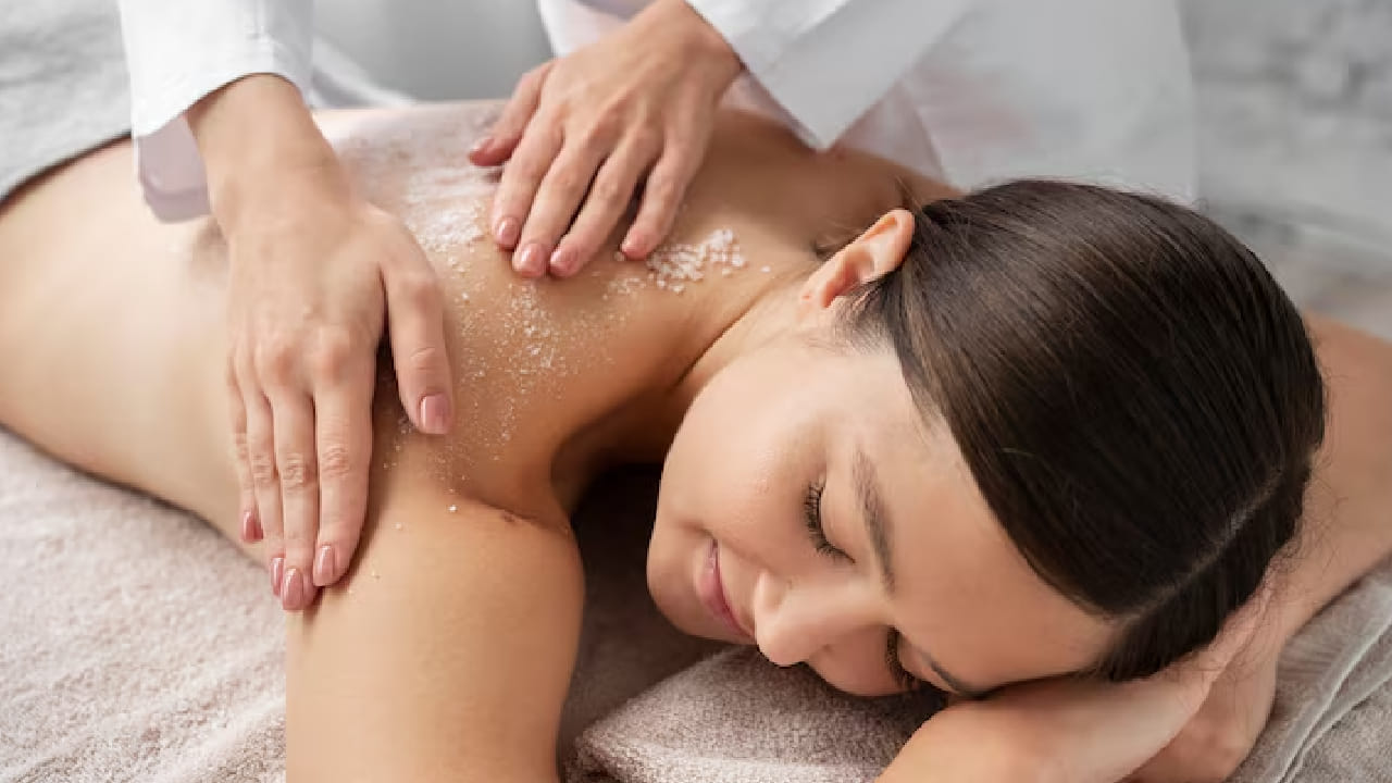 বিয়ের কেনাকাটা আর ছোটাছুটিতে ত্বকে কালচে ট্যান পড়া খুব স্বাভাবিক বিষয়। সাধারণ সাবান বা ফেসওয়াশ ত্বকের গভীরের এই জেদি ময়লা ও মরা চামড়া তুলতে পারে না। তাই পার্লারের রাসায়নিক ব্লিচের বদলে বেছে নিন সম্পূর্ণ প্রাকৃতিক এবং নিরাপদ বডি স্ক্রাব। Free Pik