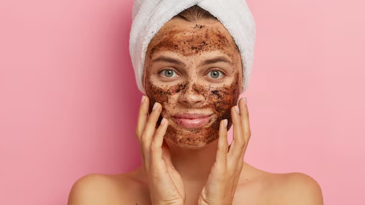 সেরা ফল পেতে বিয়ের অন্তত এক মাস আগে থেকে এই পদ্ধতি শুরু করা জরুরি। সপ্তাহে দুই থেকে তিনবার এই ঘরোয়া স্ক্রাব ব্যবহার করলে ত্বকের তফাত নিজের চোখেই দেখবেন। নিয়মিত ব্যবহারে ত্বকের টেক্সচার উন্নত হয় এবং কালচে ভাব সম্পূর্ণ দূর হয়ে যায়। Free Pik