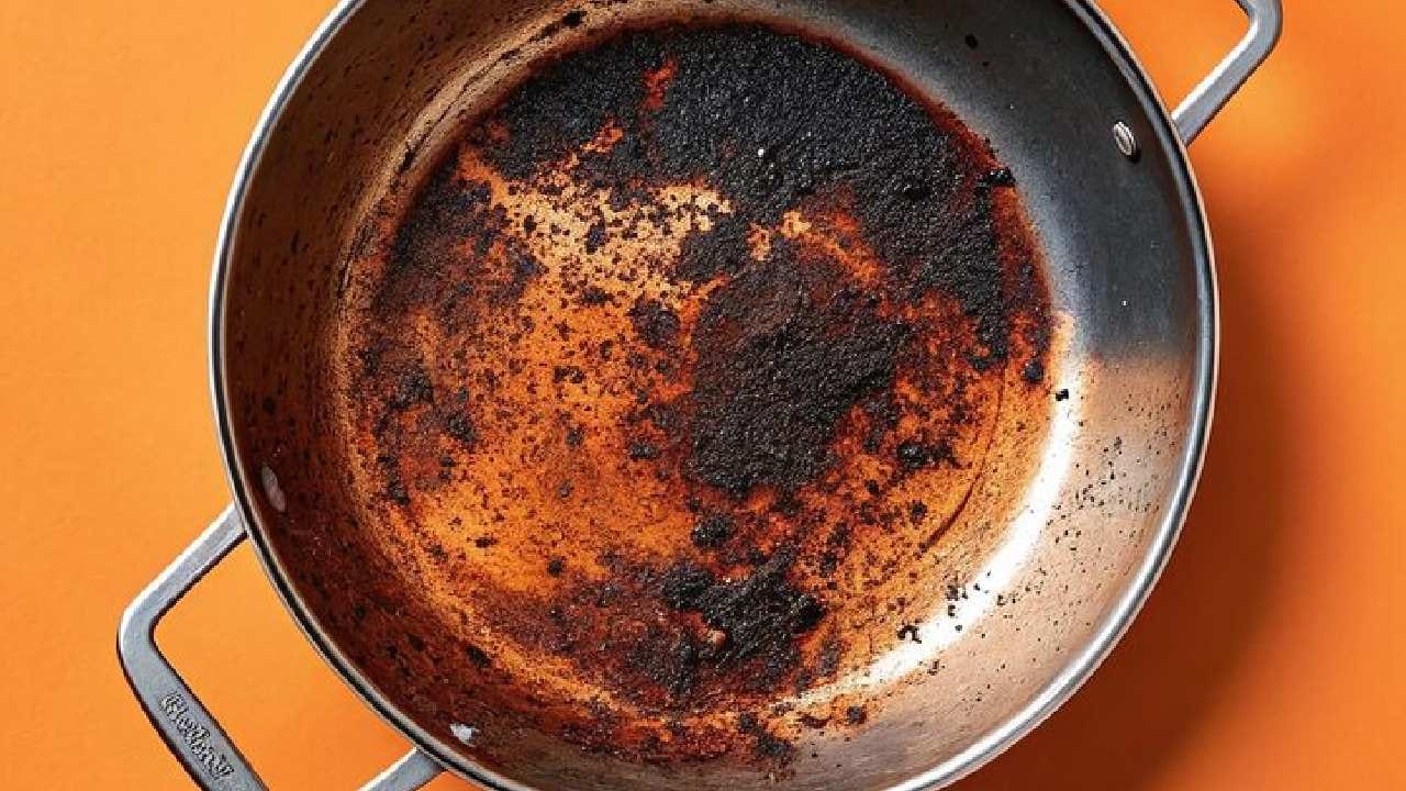 প্রথমে তাওয়াটি গ্যাসে বসিয়ে সামান্য জল দিয়ে গরম করে নিন। এবার এক টুকরো ফিটকিরি নিয়ে তাওয়ার ওপর হালকা হাতে ঘষতে থাকুন। দেখবেন, ফিটকিরির প্রভাবে কালচে ময়লাগুলো ধীরে ধীরে জল থেকে আলাদা হয়ে যাচ্ছে। Free Pik