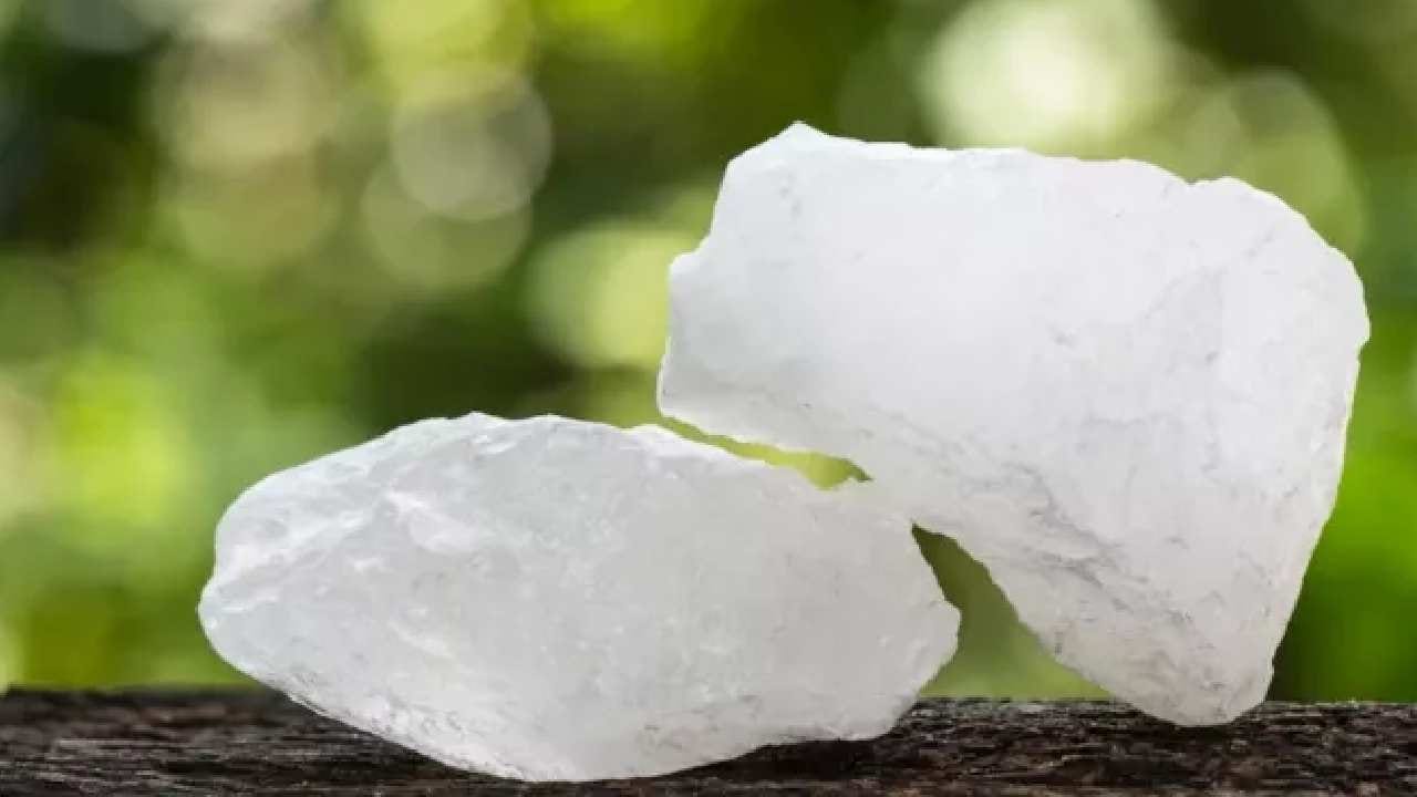 রোজ রুটি সেঁকার কারণে তাওয়া দীর্ঘক্ষণ আগুনের সংস্পর্শে থাকে, যার ফলে এর ওপর কালচে আস্তরণ পড়ে যায়। অনেক সময় সাধারণ সাবানে এই দাগ উঠতে চায় না। এই কালো দাগ দূর করার সবচেয়ে কার্যকরী অস্ত্র হল ফিটকিরি। Free Pik