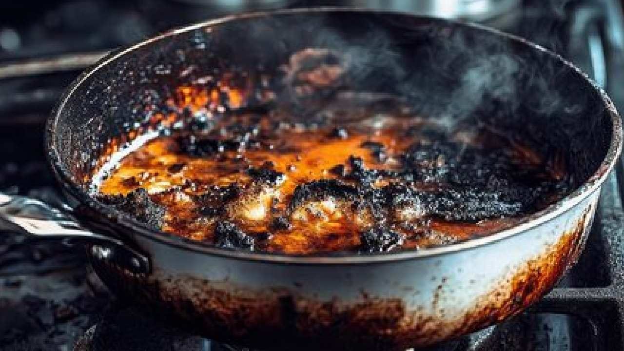 রান্নাঘরে রান্নার আনন্দ থাকলেও, পরে পোড়া তাওয়া বা তৈলাক্ত কড়াই পরিষ্কার করা বড় মাথাব্যথার কারণ হয়ে দাঁড়ায়। বিশেষ করে ভাজাভুজির পর কড়াইয়ের গায়ে জেদি তেল চিটচিটে ভাব সহজে যেতে চায় না। তবে কিছু সহজ ঘরোয়া উপায়ে এই কঠিন কাজ এখন হবে জলভাত। Free Pik