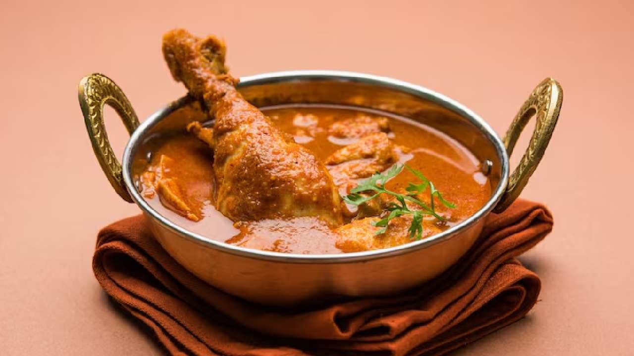 যদি তাওয়ার ওপর কালচে ময়লার পুরু স্তর জমে গিয়ে থাকে, তবে তাওয়াটি ধোঁয়া ওঠা পর্যন্ত গরম করুন। এতে ময়লার আস্তরটি ঢিলে হয়ে যাবে এবং কোনও ধারালো জিনিস দিয়ে সহজেই তা খুঁটে তোলা যাবে। এরপর ফিটকিরি দিয়ে একবার মেজে নিলেই কেল্লাফতে! Free Pik