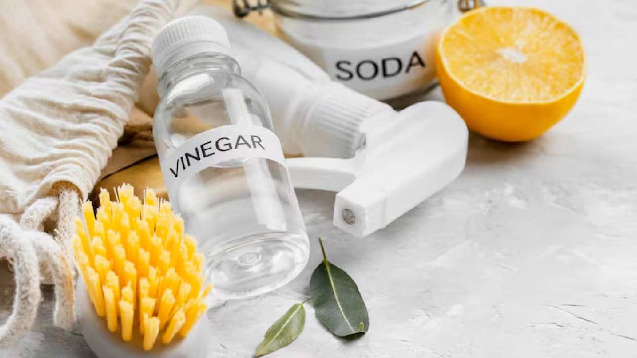 কড়াই যদি খুব বেশি পুড়ে যায়, তবে সেটি গ্যাসে বসিয়ে তাতে জল, বেকিং সোডা, নুন এবং লেবুর রস দিয়ে ফুটিয়ে নিন। জল ফুটে উঠলে পোড়া স্তরগুলো নিজে থেকেই আলগা হতে শুরু করবে। এরপর হালকা ঘষলেই কালচে দাগ সম্পূর্ণ চলে যাবে। Free Pik