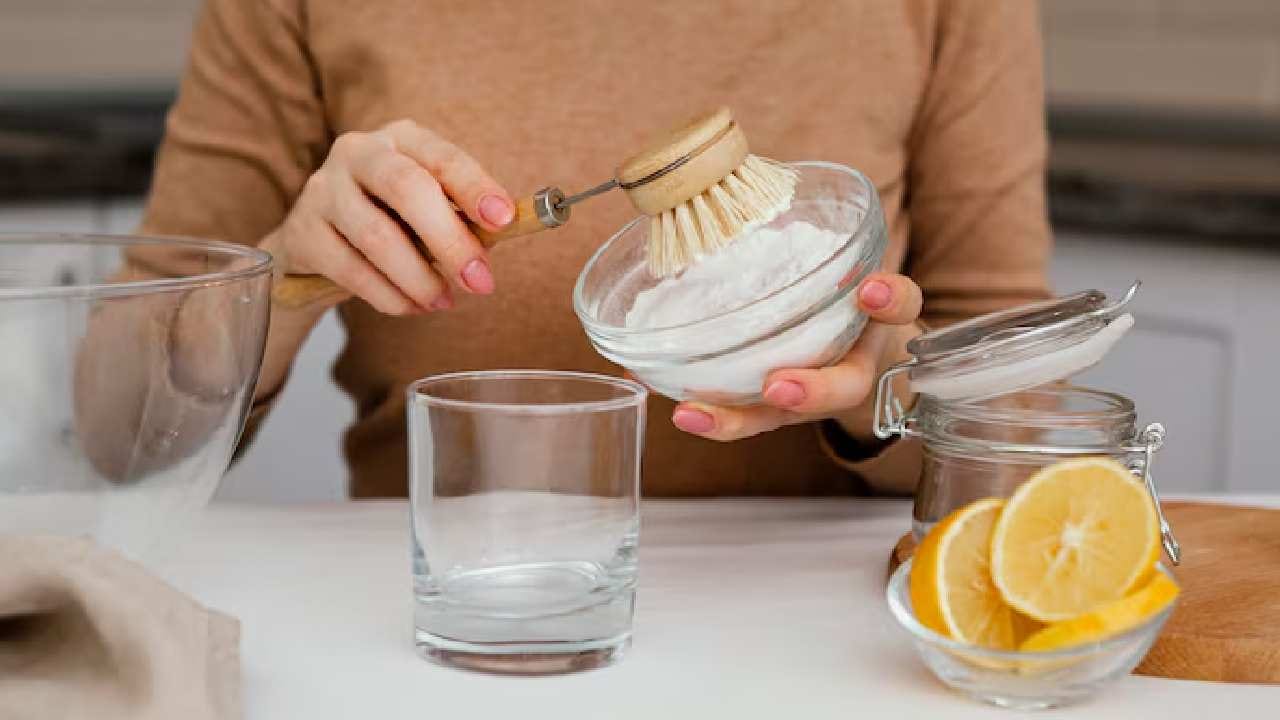 কড়াইয়ের জেদি তৈলাক্ত ভাব দূর করতে ২ চামচ বেকিং সোডার সঙ্গে ৪ চামচ ভিনিগার মিশিয়ে নিন। এই মিশ্রণটি কড়াইয়ের চারদিকে ভালো করে লাগিয়ে কয়েক মিনিট রেখে দিতে হবে। এরপর সাধারণ লিকুইড সোপ দিয়ে ঘষলেই কড়াই হবে নতুনের মতো পরিষ্কার। Free Pik