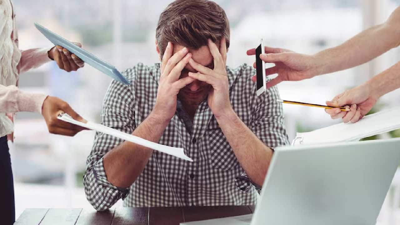 কেরিয়ারে বাধা? উন্নতির জন্য আজই অফিসের ব্যাগ থেকে সরান এই ৭ জিনিস কেরিয়ারে বাধা? উন্নতির জন্য আজই অফিসের ব্যাগ থেকে সরান এই ৭ জিনিস