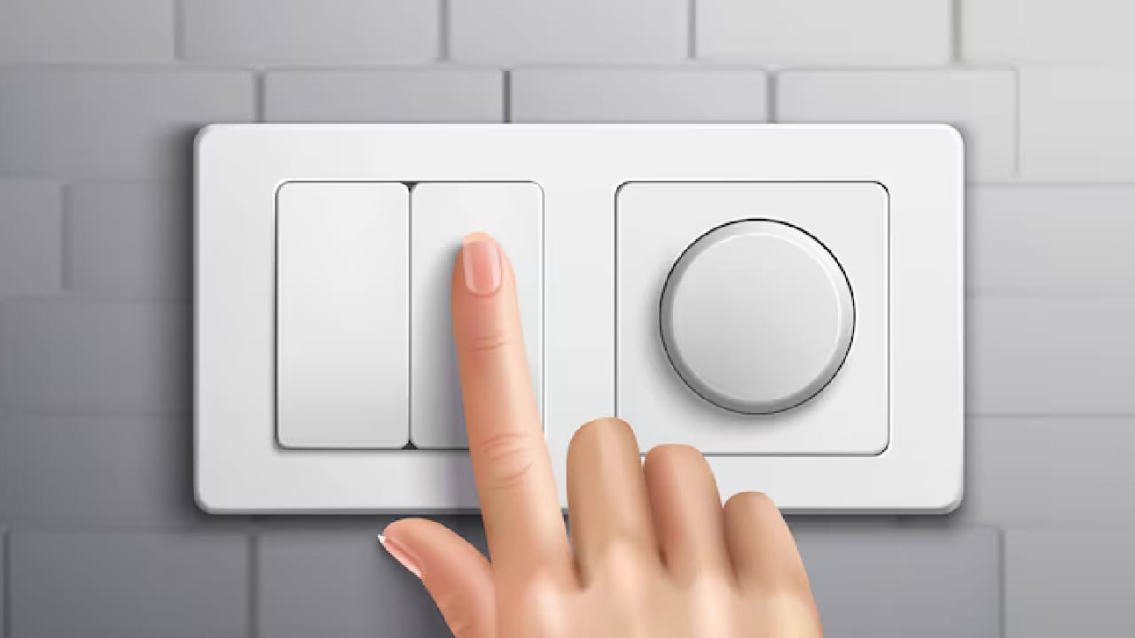 ফ্যান পরিষ্কার করার আগে অবশ্যই মেইন সুইচ বন্ধ আছে কি না দেখে নিন। ধুলো যাতে চোখে না যায়, তার জন্য চশমা ব্যবহার করা বুদ্ধিমানের কাজ। খেয়াল রাখবেন যাতে ব্লেড খুব বেশি বেঁকে না যায়। Free Pik