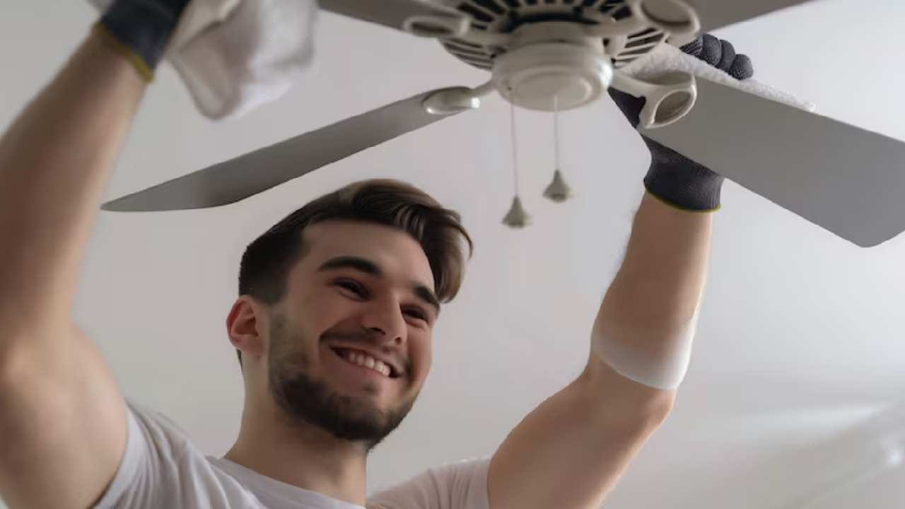 স্প্রে করার পর একটি পুরনো কাপড় দিয়ে ব্লেডটি মুছে নিন। ভিনিগার ব্যবহারের ফলে ব্লেড আয়নার মতো চকচক করবে। সবশেষে শুকনো কাপড় দিয়ে আরও একবার মুছে নিলে ধুলোবালি সহজে বসবে না। Free Pik