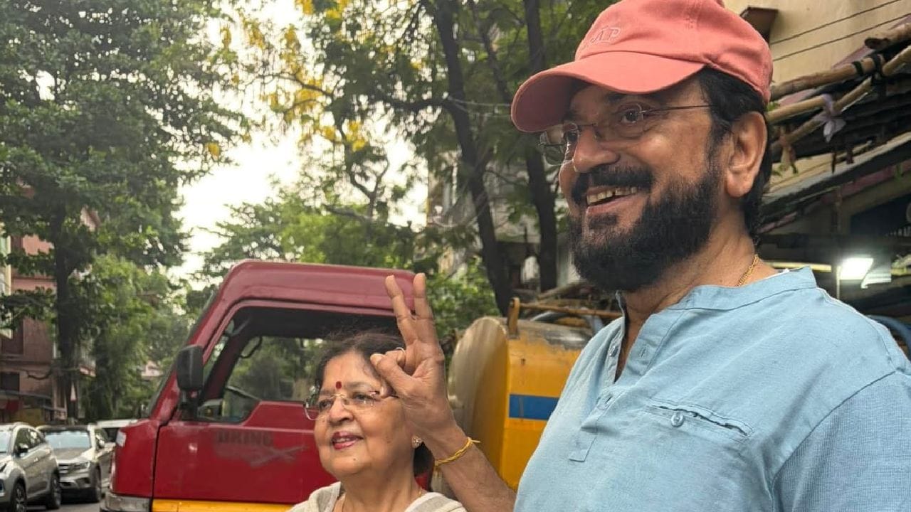 চিরঞ্জিৎ: সকাল সকাল পরিবারের সঙ্গে বুথের বাইরে দেখা মেলে চিরঞ্জিতের। ক্যাজুয়াল আকাশী পোশাকে ক্যামেরার সামনে ধরা দেন তিনি। Facebook