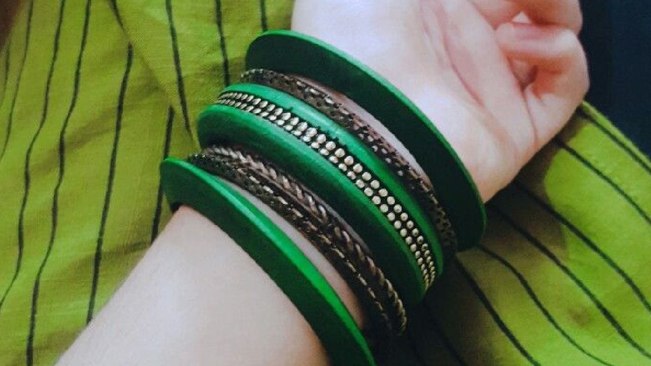 ৫, ১৪ ও ২৩ তারিখে যাঁরা জন্মান, তাঁদের ঘিরে থাকে এক অদ্ভুত নিষ্পাপ এবং ইতিবাচক প্রাণশক্তি। এঁদের জন্য সবথেকে শুভ হল সবুজ রঙের কাঁচের বা অন্য ধাতুর চুড়ি। সবুজ রঙ যেমন নতুন সূচনার প্রতীক, তেমনই এটি জীবনে শ্রীবৃদ্ধি এবং উর্বরতা বয়ে নিয়ে আসে। Pinterest