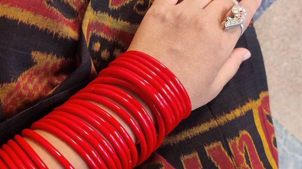 ১, ১০, ১৯, ২৮ তারিখে জন্মানো জাতিকা দের ওপর সূর্যের প্রভাব সবচেয়ে বেশি। তাই সৌভাগ্য ফেরাতে এদের জন্য় কমলা এবং লাল রঙের চুড়ি সবচেয়ে বেশি কার্যকরী। এক্ষেত্রে এই রঙগুলি শুধু ভাগ্যই ফেরায় না। জীবন সঙ্গীর সঙ্গে আকর্ষণ বৃদ্ধিতেও সহায়তা করে। Free Pik