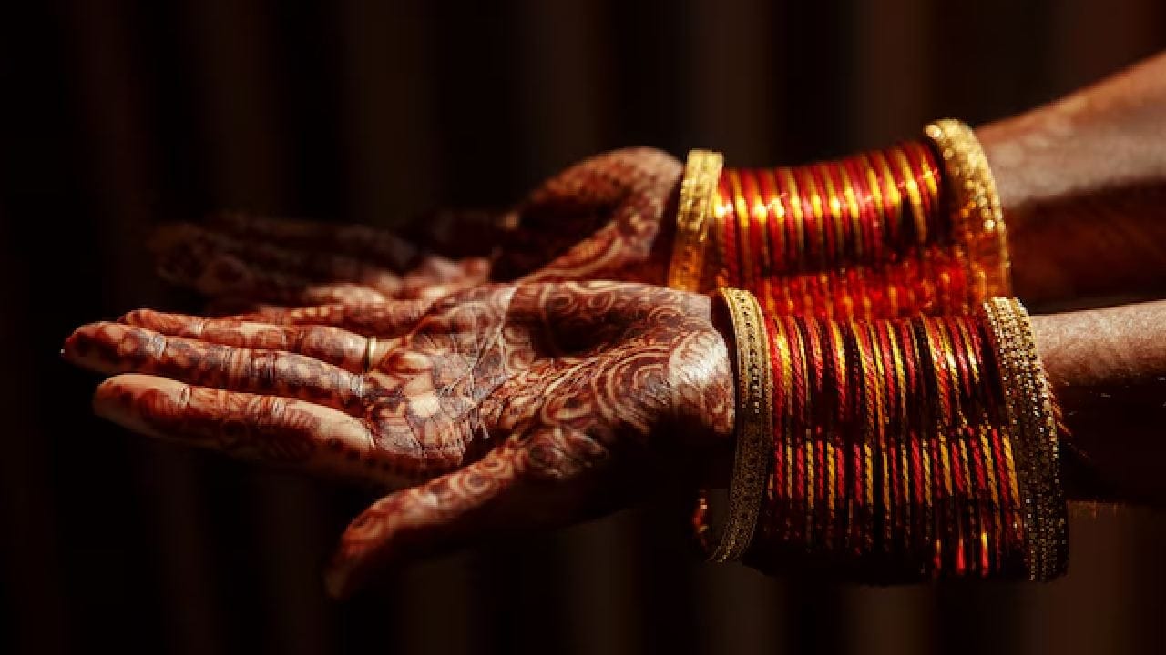 ৭, ১৬ ও ২৫ তারিখের জাতিকারা একটু নির্জনতাপ্রিয় হন এবং নিজের ব্যক্তিগত পরিসরকে সবথেকে বেশি গুরুত্ব দিয়ে থাকেন। আধ্যাত্মিক উন্নতি এবং জীবনে স্থায়িত্ব বজায় রাখতে এঁদের জন্য বাদামি রঙের চুড়ি সবচেয়ে ফলদায়ক। এই রঙটি তাঁদের চঞ্চল মনকে শান্ত ও অবিচল রাখতে সাহায্য করে। free pik