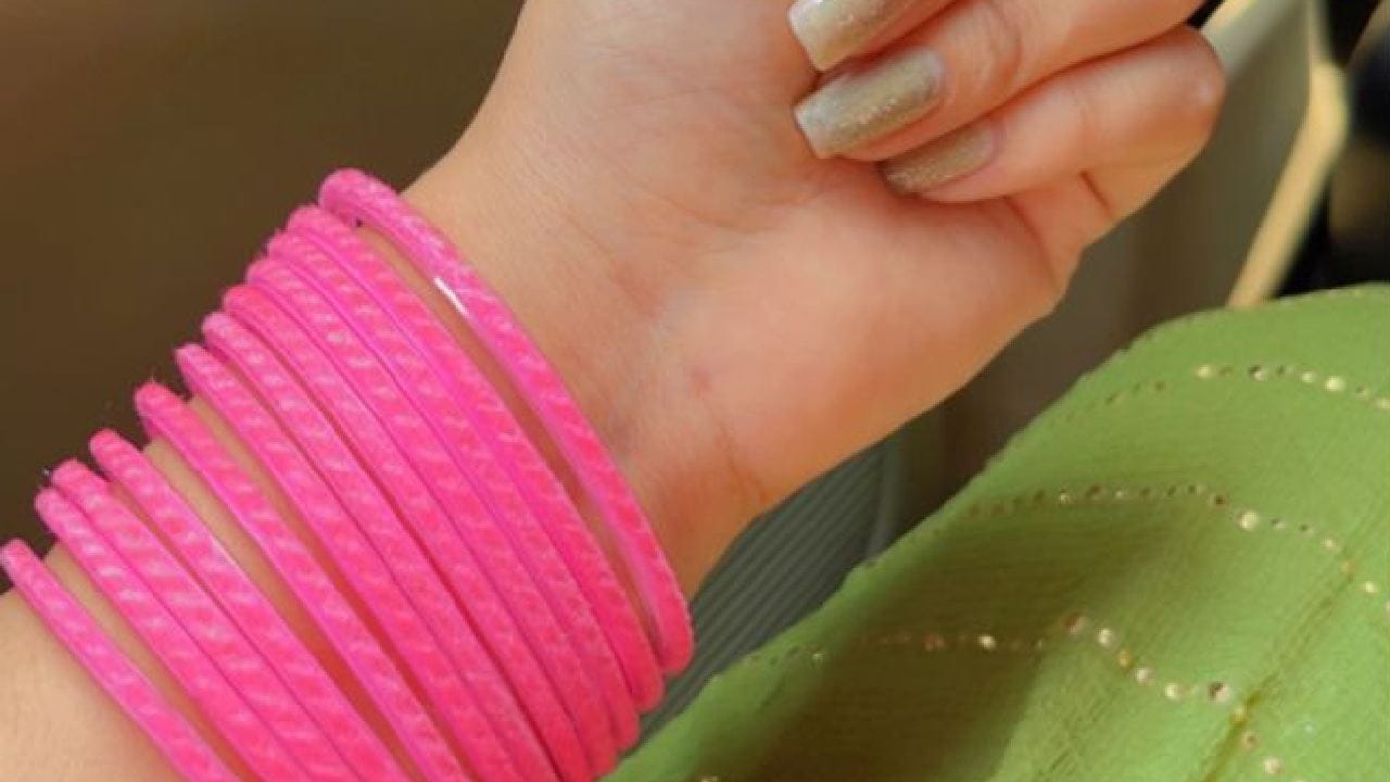 ৬, ১৫ ও ২৪ তারিখে যাঁদের জন্ম , তাঁরা সাধারণত অত্যন্ত আকর্ষণীয় ব্যক্তিত্ব এবং স্নেহময়ী স্বভাবের হন। রূপ ও বুদ্ধির সঠিক ভারসাম্য বজায় রাখতে এঁদের গোলাপি, সবুজ বা পীচ রঙের চুড়ি পরা উচিত। এই রঙগুলো জীবনে প্রেম, স্থিরতা এবং প্রশান্তি বজায় রাখতে সাহায্য করে। Pinterest