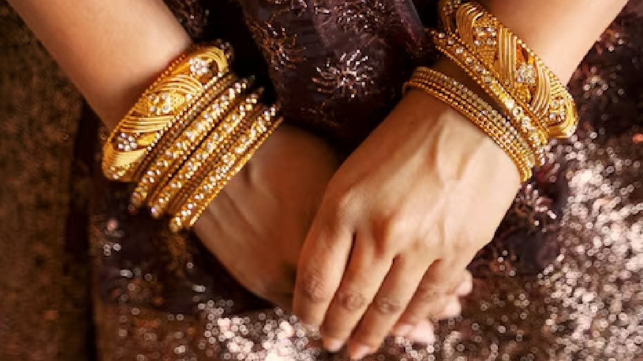 ৩, ১২, ২১ ও ৩০ তারিখে জন্মানো ব্যক্তিরা অত্যন্ত জ্ঞানী, আশাবাদী এবং আধ্যাত্মিক মানসিকতার অধিকারী হয়ে থাকেন। নেতিবাচক শক্তিকে দূরে সরিয়ে রাখতে এঁদের হলুদ, কমলা বা সোনালি রঙের চুড়ি পরা উচিত। এই রঙগুলো মানসিক শক্তি বৃদ্ধি করে এবং মনে ইতিবাচক চিন্তা নিয়ে আসে।  Free Pik