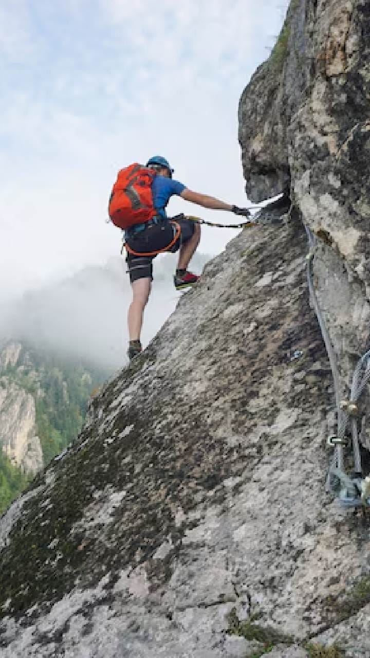 পাহাড়ে ওঠার পথে খুনের ছক! এভারেস্টে খাবারের বিষ মিশিয়ে পর্যটক হত্যার চাঞ্চল্যকর অভিযোগ